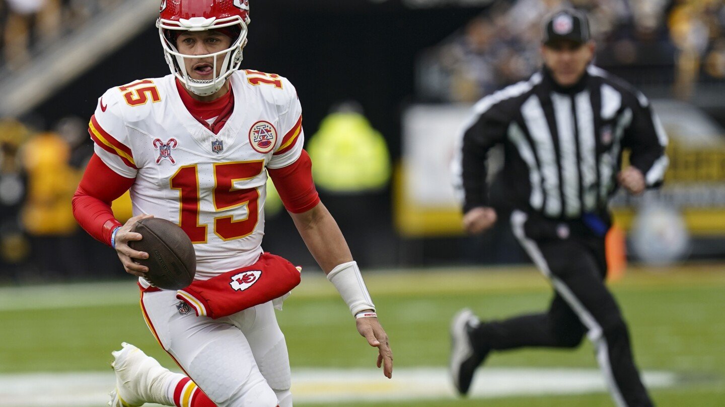 mahomes-throws-3-tds-as-chiefs-clinch-afc’s-top-seed-by-breezing-past-the-skidding-steelers-29-10
