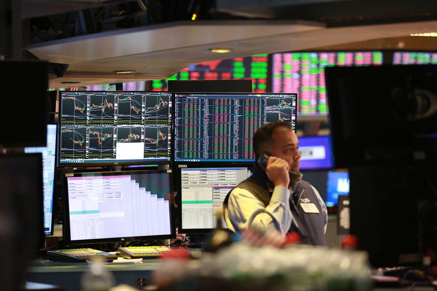 dow-jones-today:-stock-futures-point-to-lower-open-as-santa-clause-rally-stumbles;-bitcoin-slumps