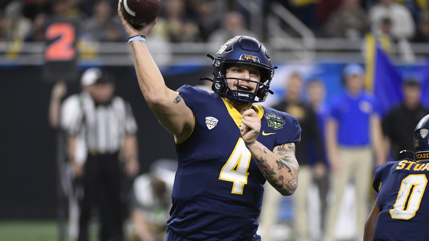 tucker-gleason-runs-and-passes-for-5-ot-scores-as-toledo-beats-pitt-48-46-in-bowl-record-6-overtimes