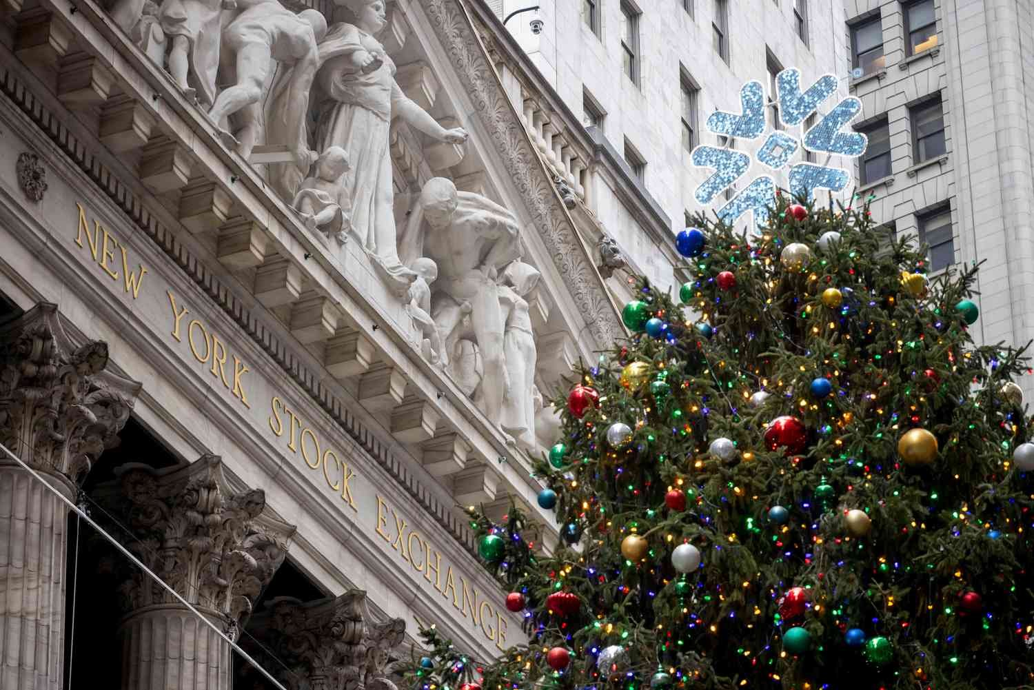 dow-jones-today:-stocks-poised-to-open-lower-but-remain-on-track-for-weekly-gains