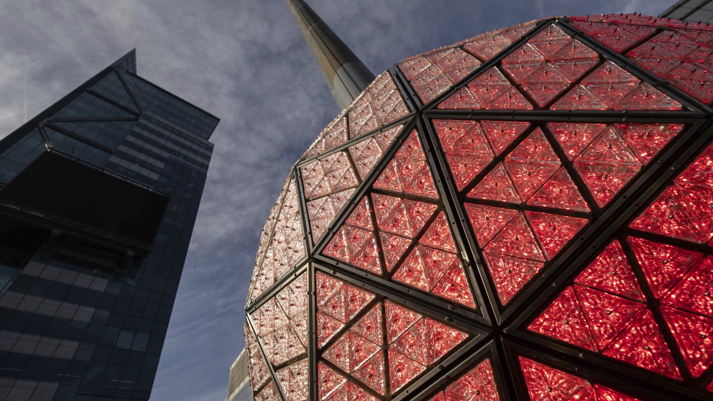 final-crystal-triangles-installed-on-times-square-ball-ahead-of-new-year’s-eve