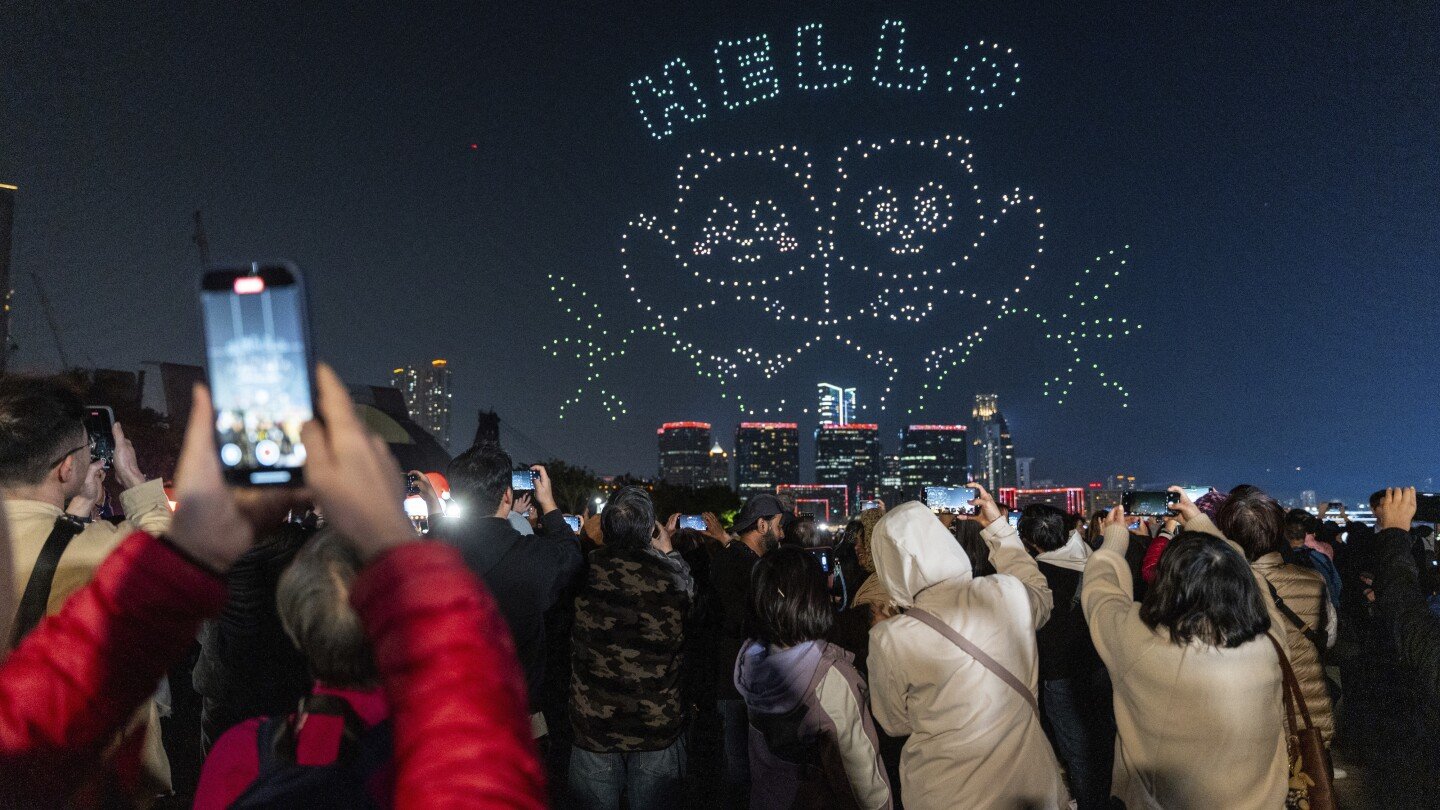 pandas-en-el-cielo:-hong-kong-realiza-espectaculo-de-drones-pirotecnicos