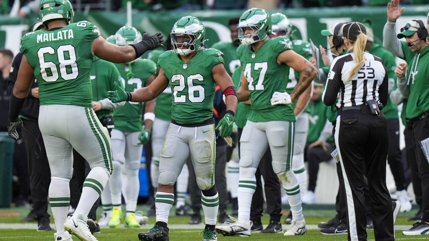 saquon-barkley-tops-2,000-yards-rushing-and-moves-within-100-of-dickerson’s-record