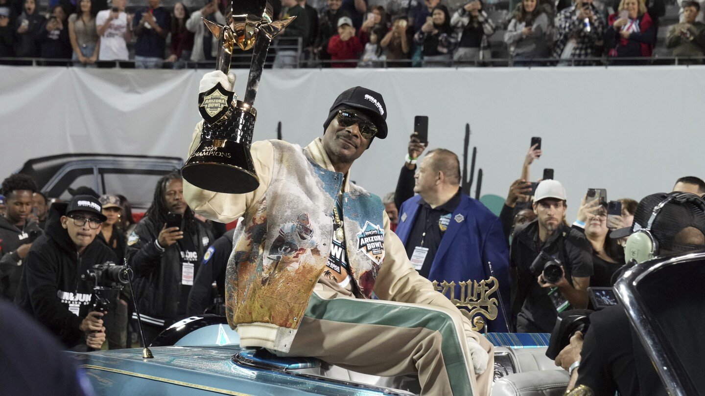 snoop’s-game:-snoop-dogg-thrills-the-crowd-in-the-bowl-that-bears-his-name