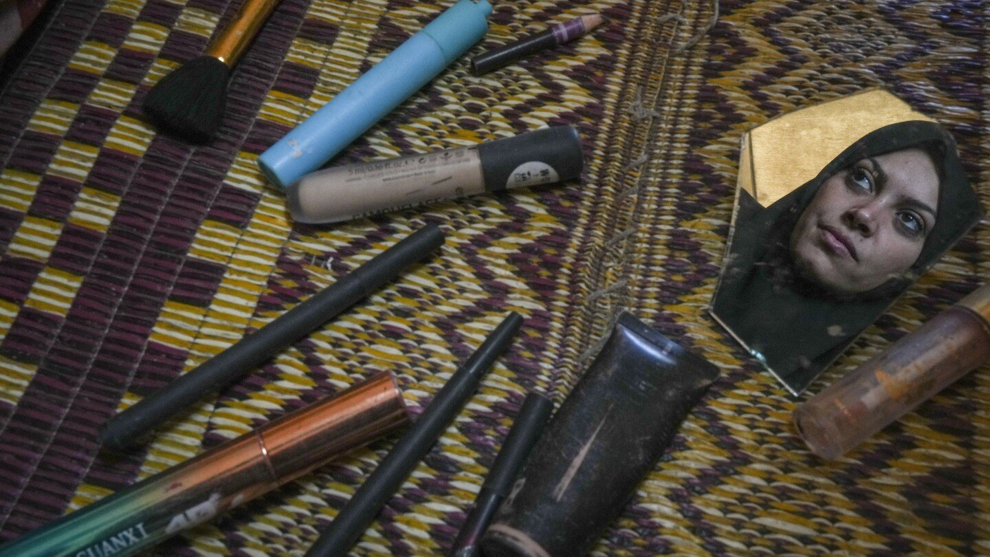 en-los-abarrotados-campamentos-de-gaza,-las-mujeres-sufren-en-una-vida-sin-privacidad