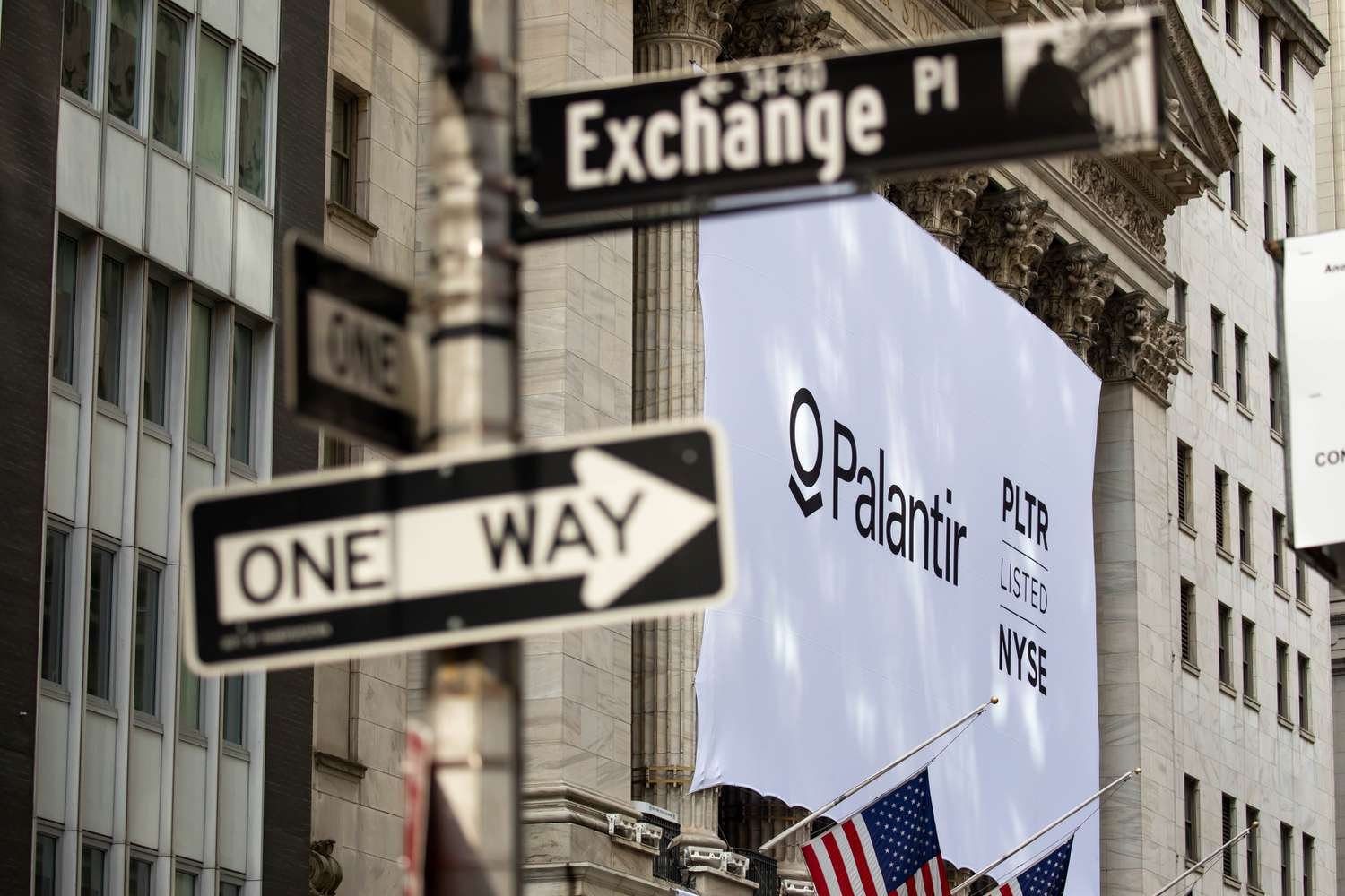 artificial-intelligence-made-these-stocks-the-market-darlings-of-2024