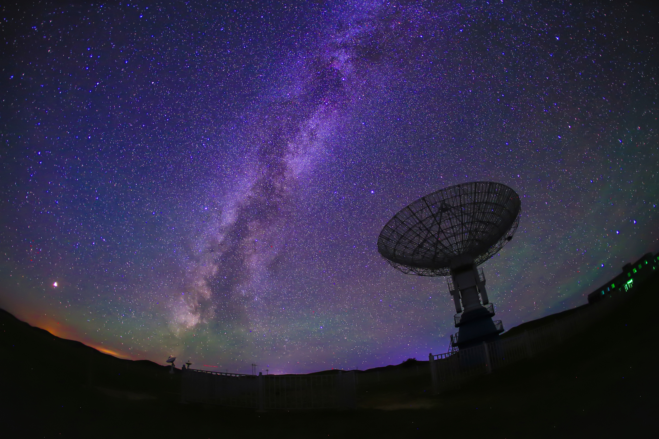 Radio telescopes and the Milky Way at night