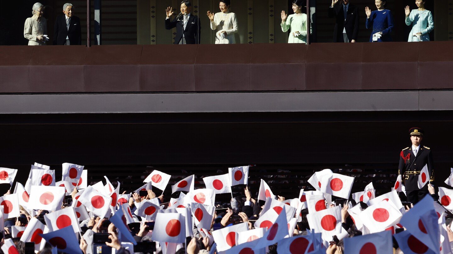 japanese-emperor-and-his-family-greet-flag-waving-crowd-at-the-palace-for-new-year’s