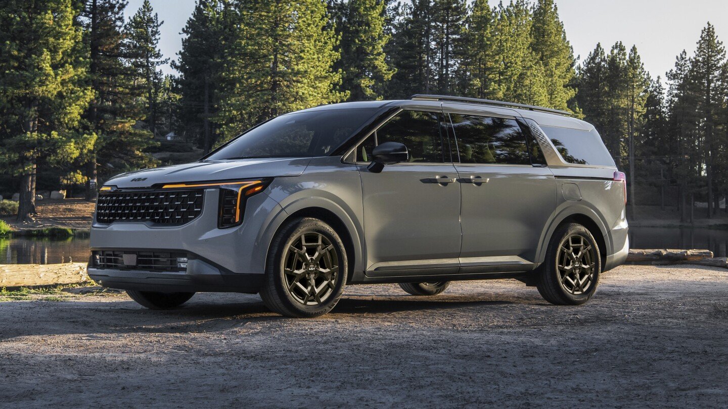 hybrid-minivan-test:-edmunds-compares-the-kia-carnival-hybrid-and-toyota-sienna