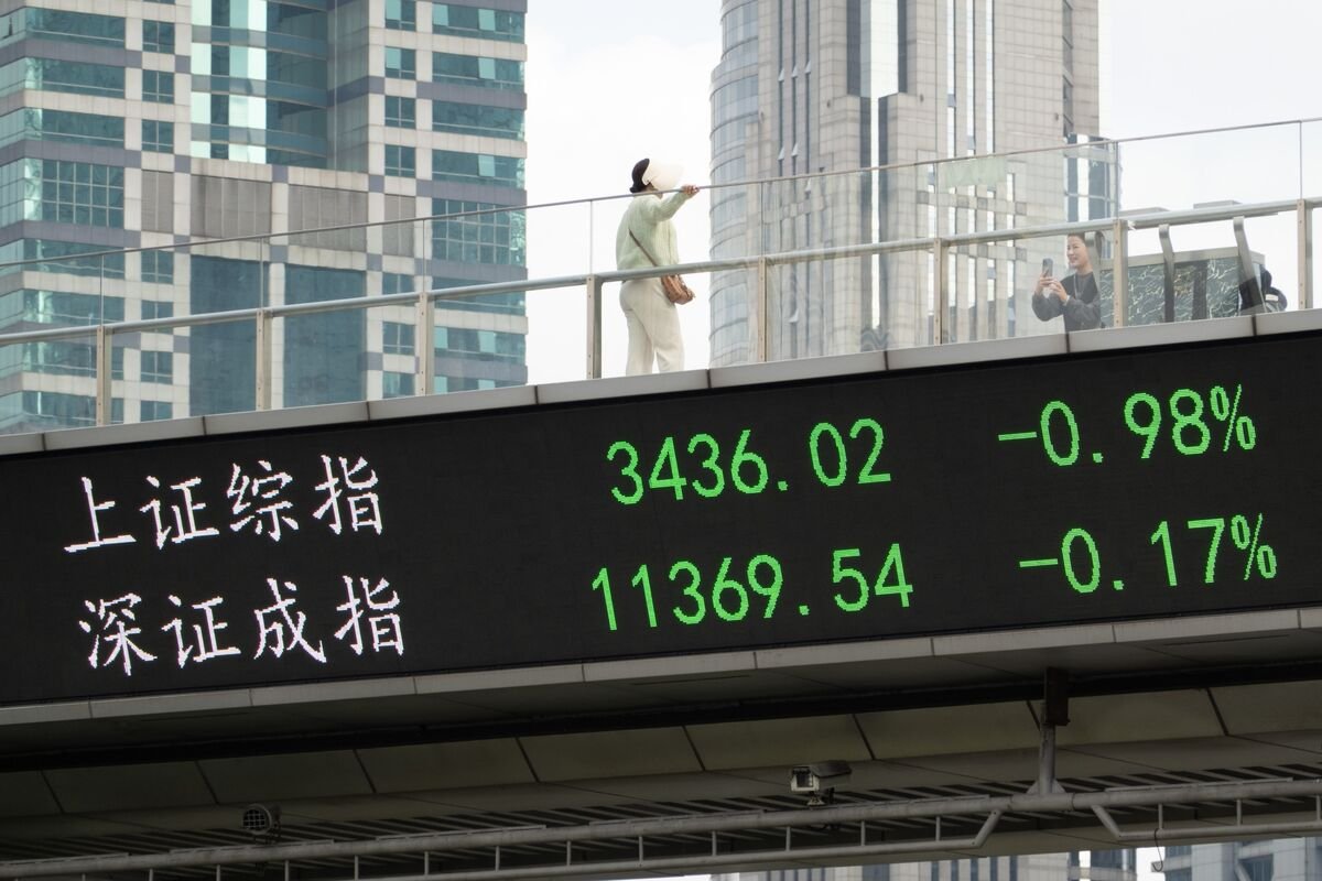 chinese-stocks-slide-as-economic-woes-linger-into-new-year