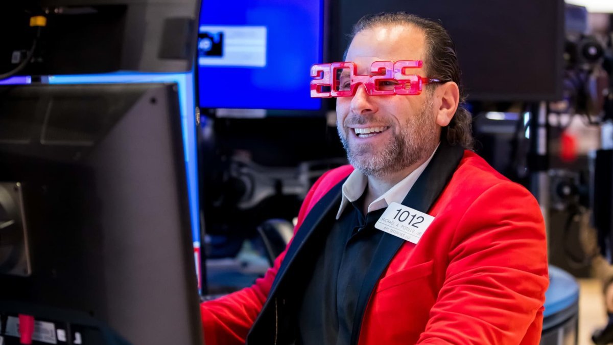 market-speculation-picks-up-to-start-2025-as-crypto-stocks-jump,-traders-play-‘roaring-kitty’-guessing-game