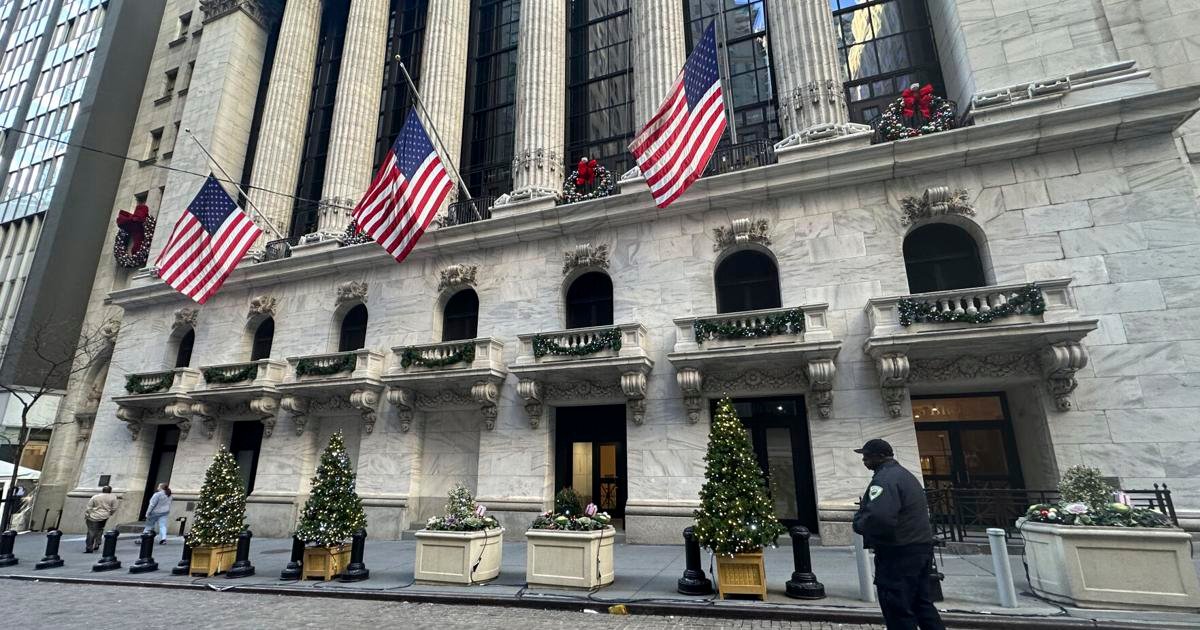 stock-market-today:-wall-street-slips-to-kick-off-2025-as-tesla-drags