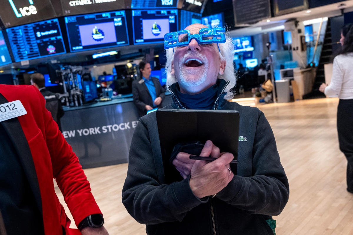 stock-market-today:-dow,-nasdaq,-s&p-500-waver-as-wall-street-eyes-a-new-year-comeback