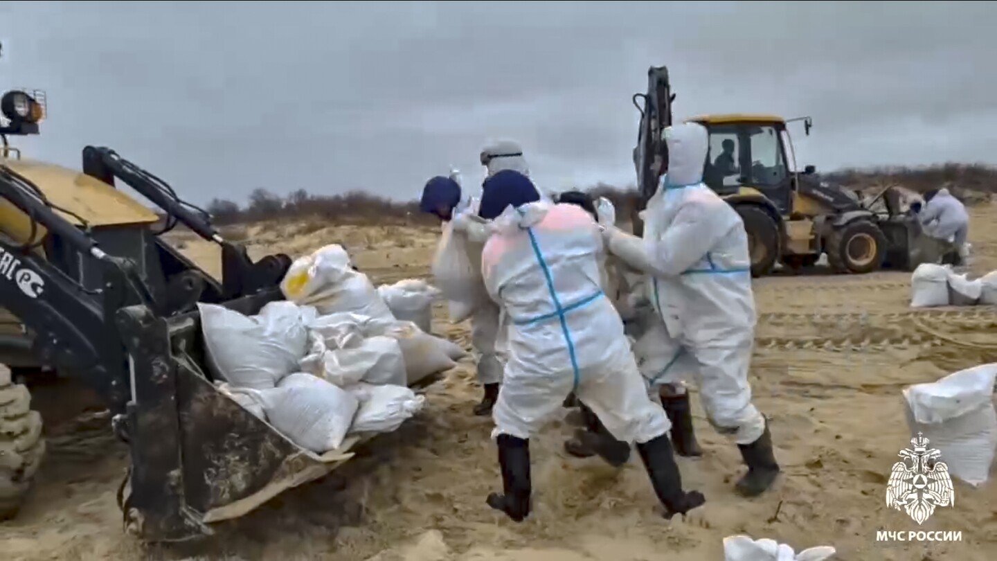 rusia-declara-emergencia-por-derrame-petrolero-en-region-ocupada
