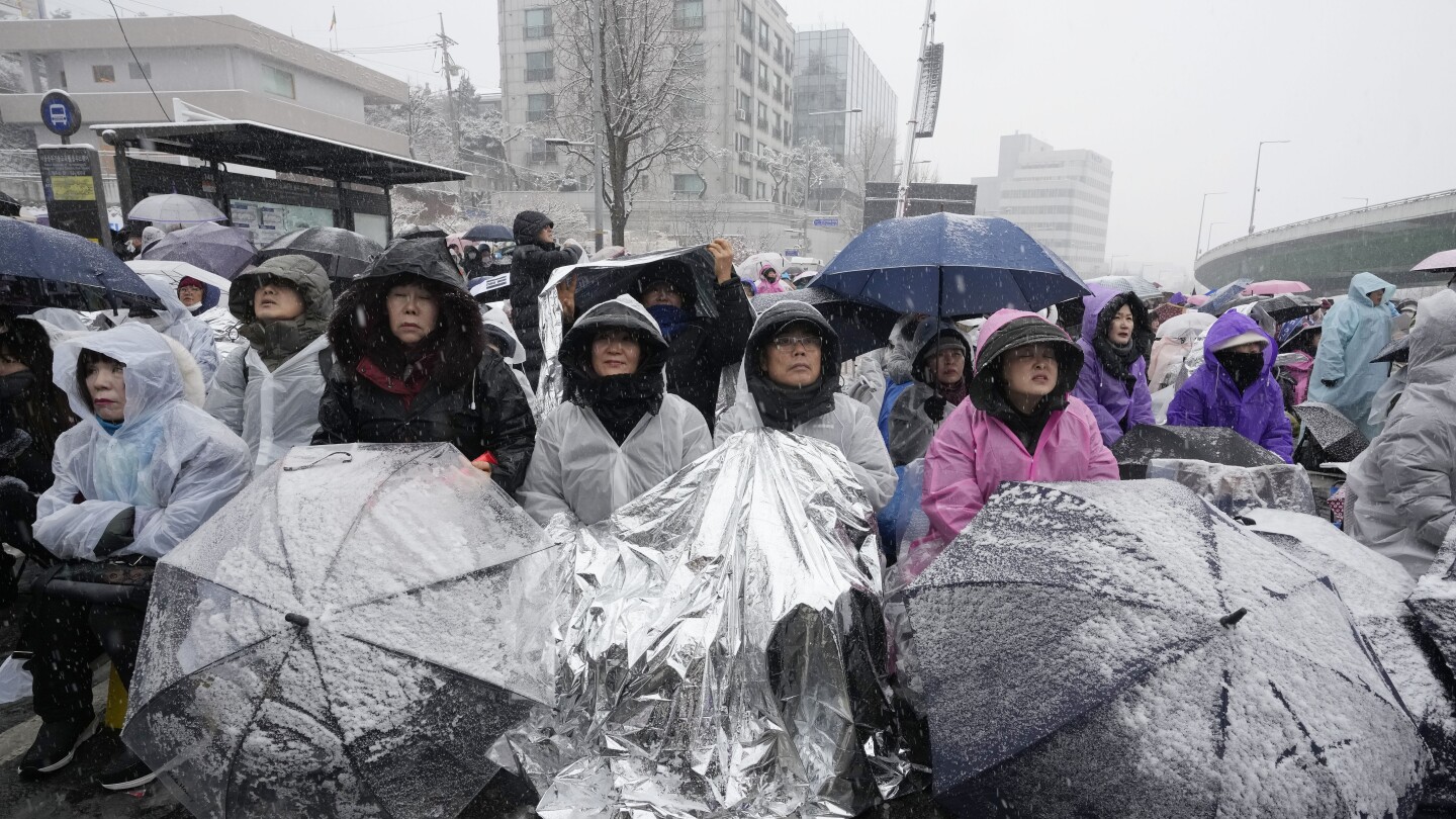 south-korean-protesters-brave-cold-to-demand-yoon’s-ouster-as-detention-deadline-looms