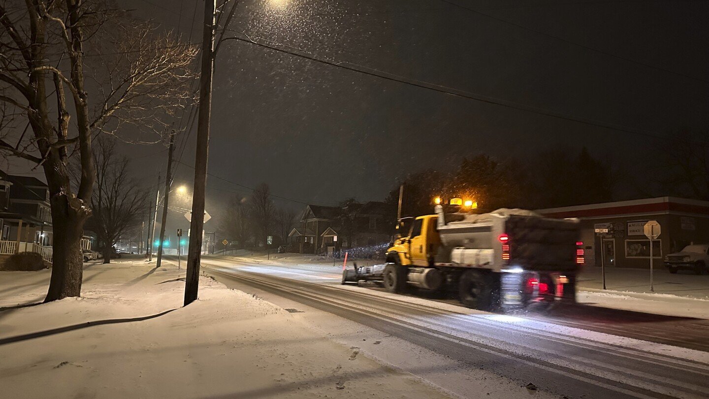 a-major-winter-storm-threatens-parts-of-the-central-us.-with-snow,-ice-and-even-blizzards