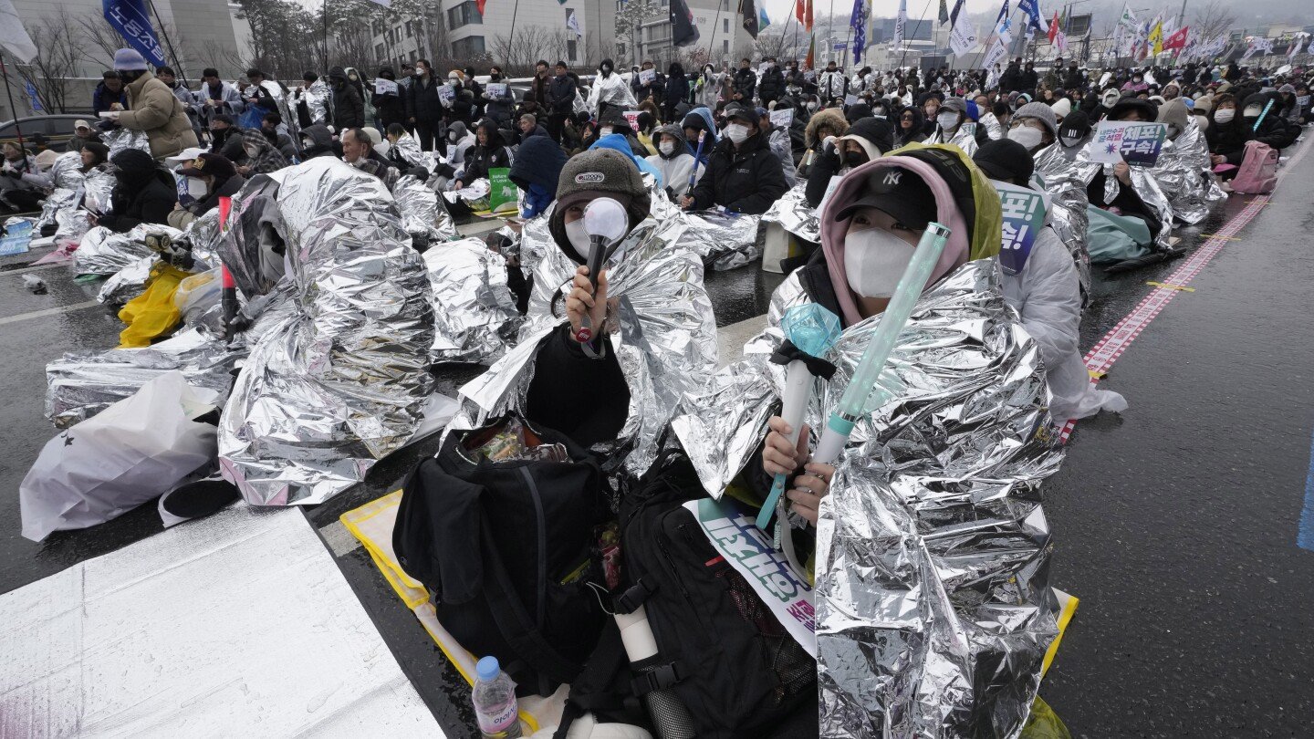 agencia-anticorrupcion-surcoreana-pide-a-la-policia-asumir-la-detencion-del-presidente-yoon