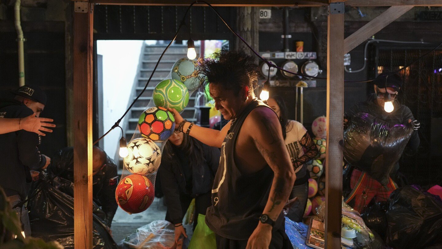 punks-reparten-juguetes-a-ninos-necesitados-en-ciudad-de-mexico