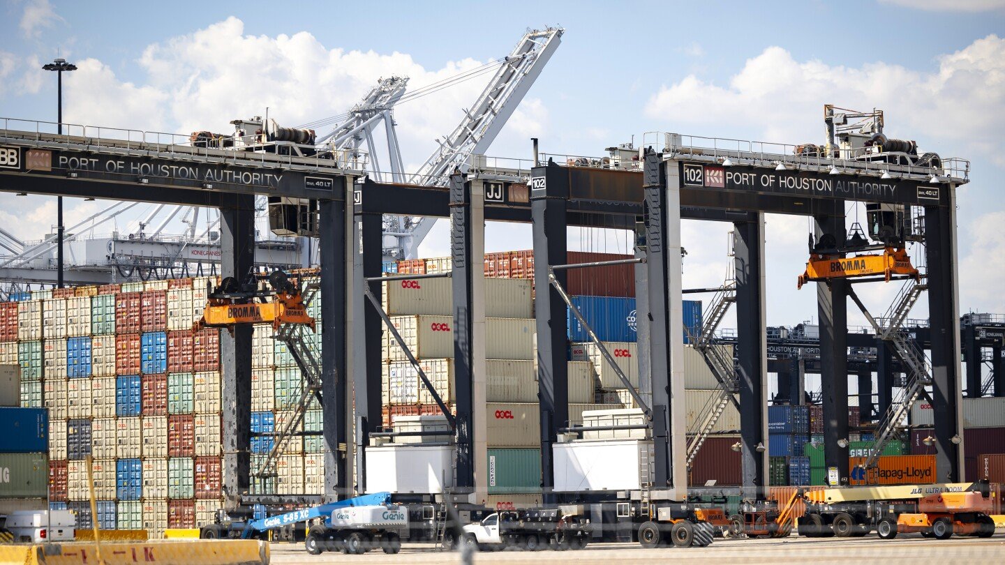 us-dockworkers-threaten-to-strike-against-automation,-creating-economic-uncertainty