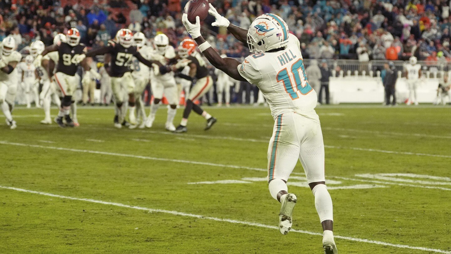 dolphins-gm-chris-grier:-tyreek-hill-‘never-asked-for-a-trade-with-me’