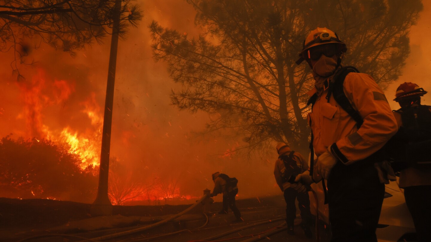 see-photos-of-fire,-smoke-and-flight-as-wildfires-race-across-southern-california