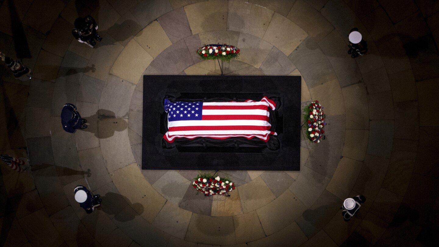 la-larga-amistad-entre-carter-y-biden,-con-sus-altibajos,-se-mostrara-por-ultima-vez-en-funeral
