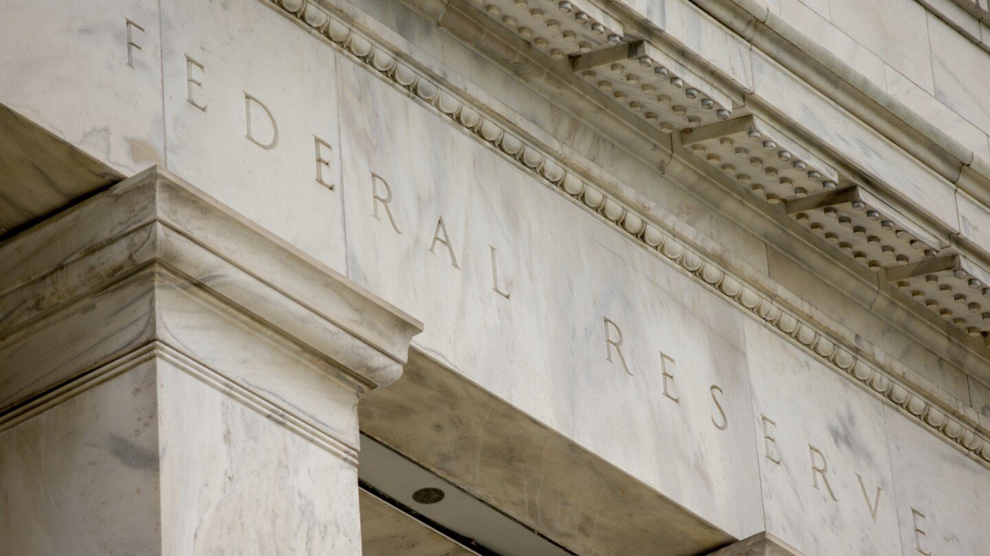 top-fed-official-backs-more-rate-cuts-even-if-trump-tariffs-materialize