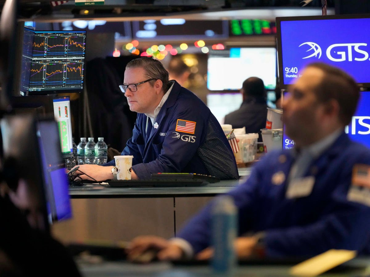 stock-market-today:-dow,-s&p-500,-nasdaq-waver-amid-report-trump-could-tap-emergency-powers-for-tariffs