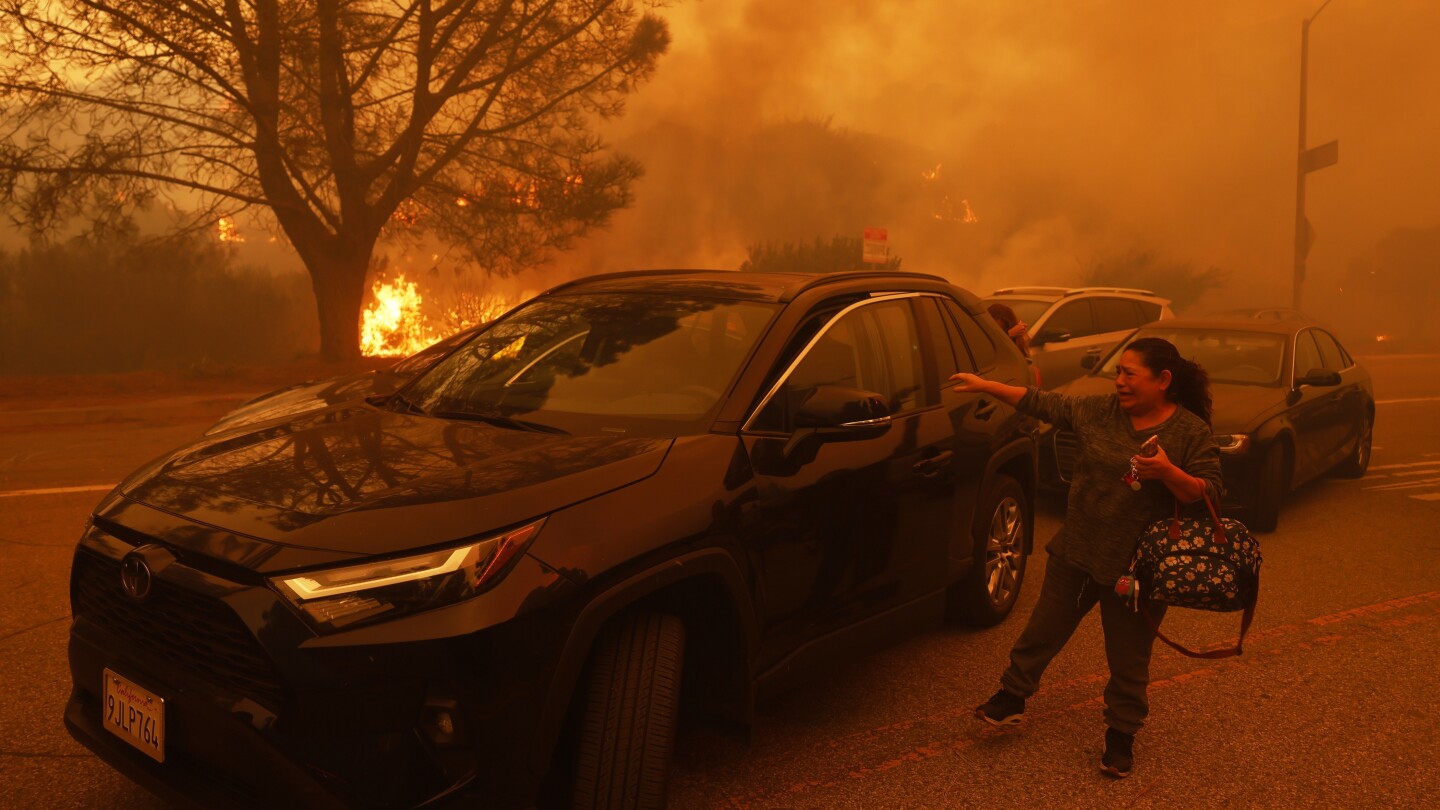 la-fuga-desesperada-de-los-incendios-de-los-angeles-se-hizo-a-pie,-en-coche-o-gracias-a-desconocidos