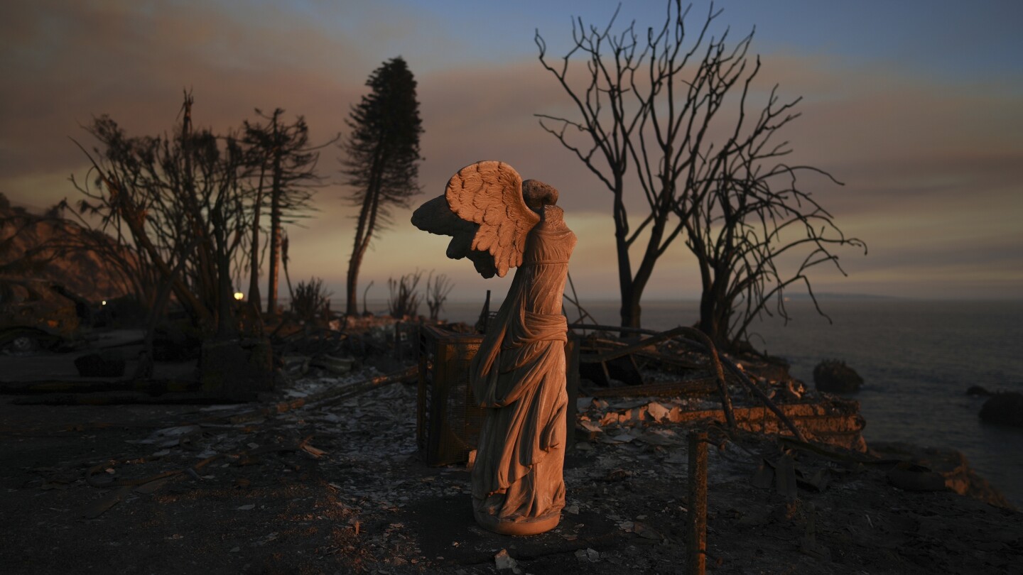 ap-fotos:-escombros,-llamas-y-residentes-devastados-por-los-incendios-que-arrasan-los-angeles