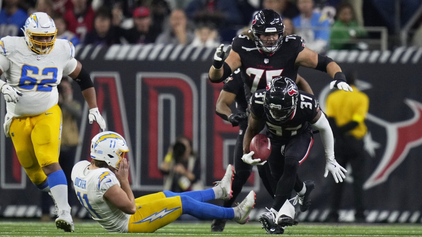 texans-get-2-points-on-rare-blocked-extra-point-return-in-playoff-game-against-chargers