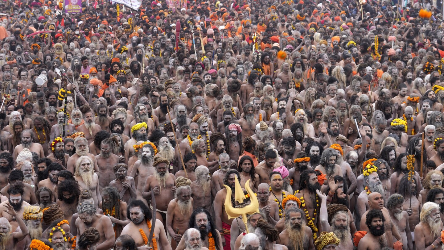 ascetas-hindues-desnudos-y-cubiertos-en-ceniza-toman-bano-sagrado-en-festival-maha-kumbh