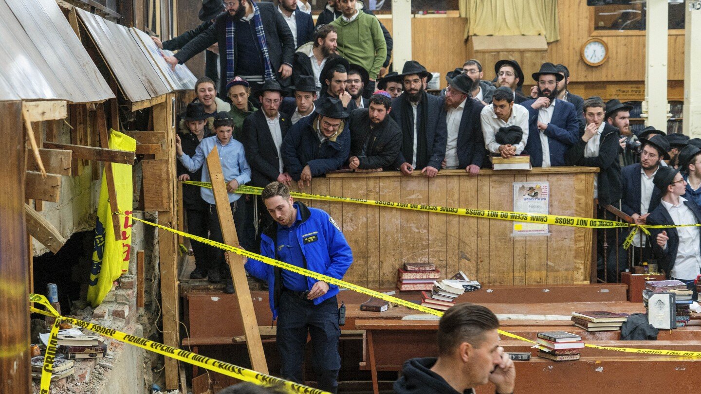 4-men-charged-in-a-brooklyn-synagogue-tunnel-scuffle-are-awaiting-trial-in-april