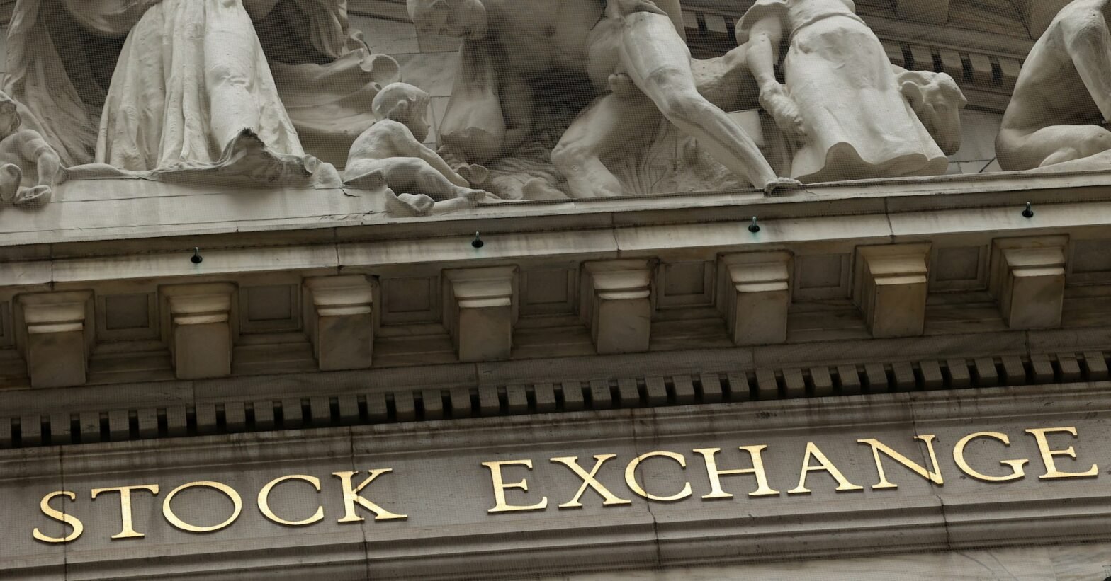 futures-flat-on-caution-ahead-of-bank-earnings,-key-inflation-data