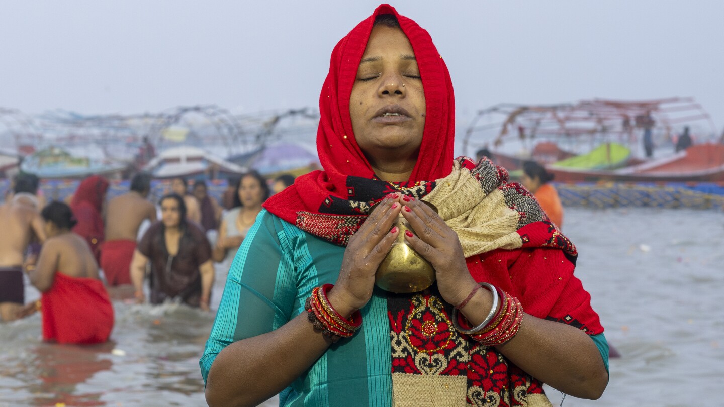 ap-photos:-tens-of-millions-of-hindu-devotees-make-do-with-little-at-maha-kumbh-festival