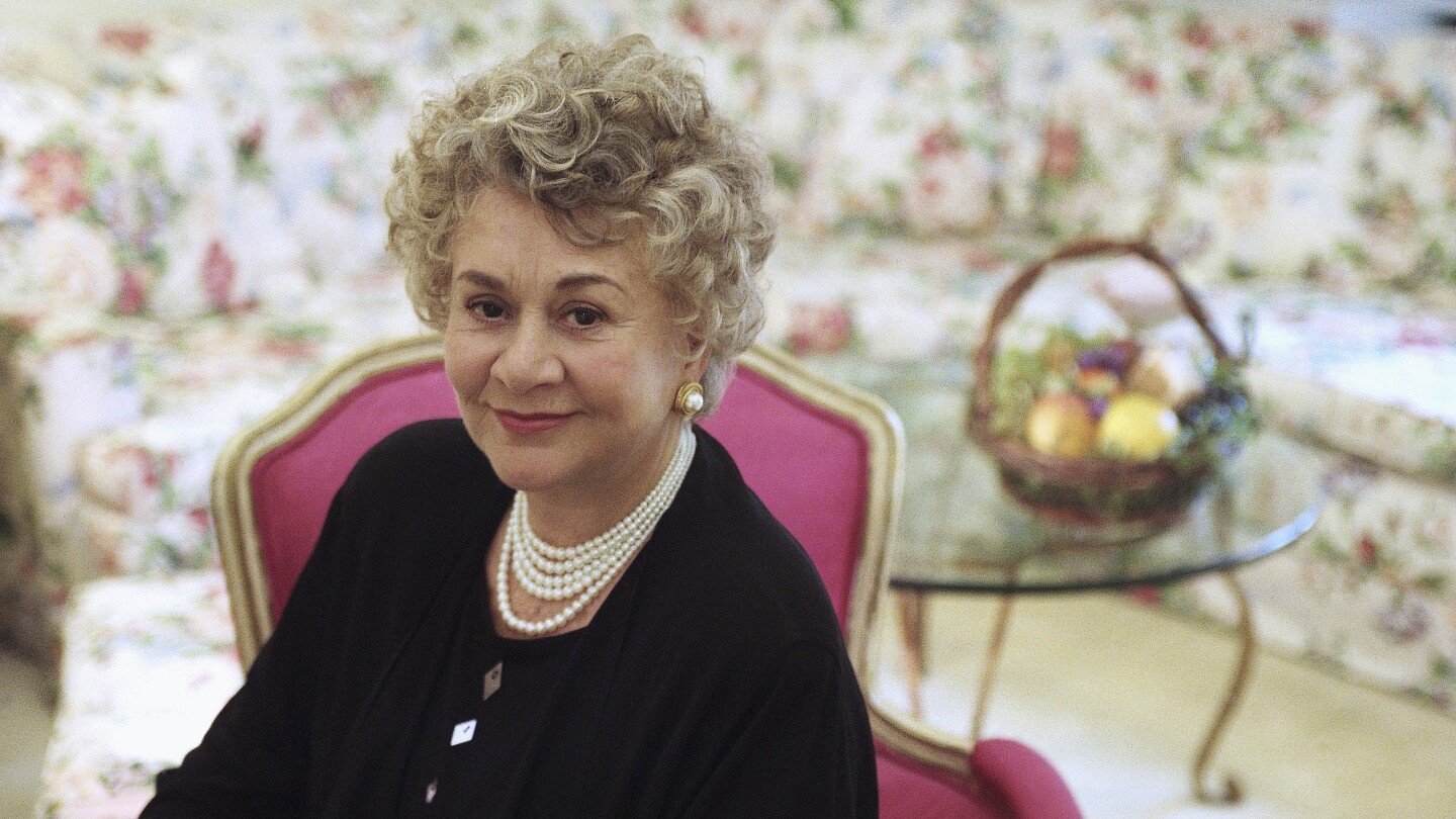 tony-award-winning-british-actor-joan-plowright,-widow-of-laurence-olivier,-dies-at-95