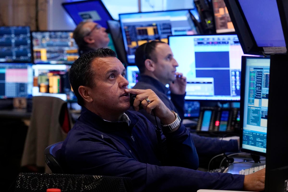 stock-market-today:-dow,-s&p,-nasdaq-climb-as-techs-and-rate-cut-hopes-revive