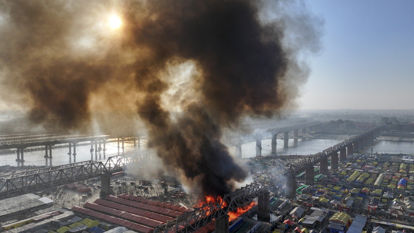 fire-tears-through-tents-at-india’s-mega-hindu-festival-but-causes-no-injuries