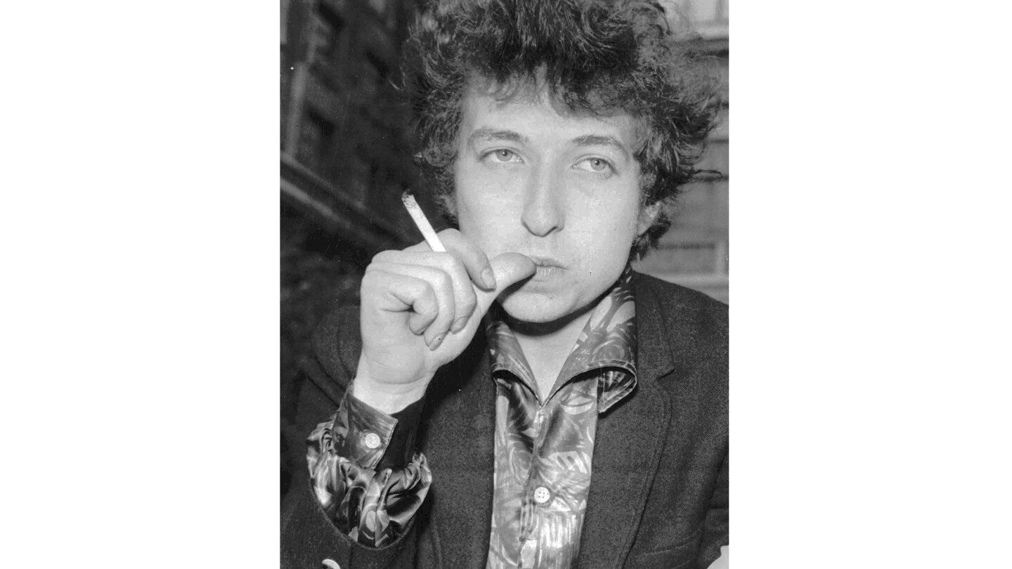 jingle-jangle:-draft-lyrics-to-‘mr.-tambourine-man’-sell-for-$508k-at-us-auction