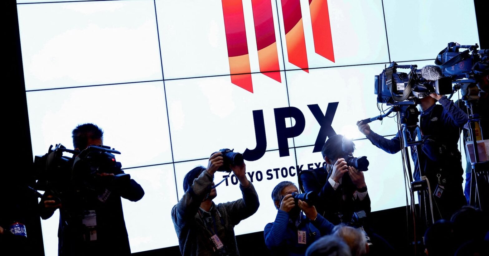 morning-bid:-trump’s-tariff-caution-slams-dollar,-lifts-stocks