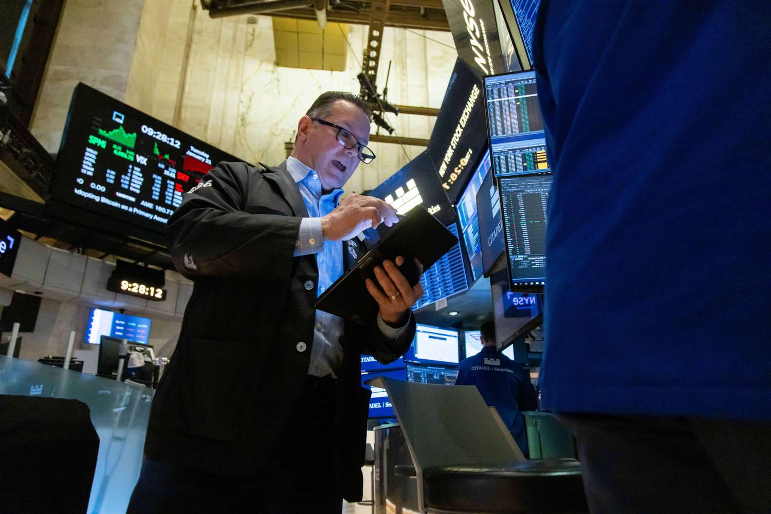 dow-jones-today:-stock-futures-rise-as-investors-digest-earnings-reports;-netflix-soars-after-strong-results