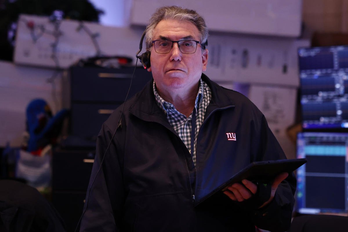 stock-market-today:-nasdaq-futures-slide,-s&p-500-backs-off-from-record-as-techs-lose-steam