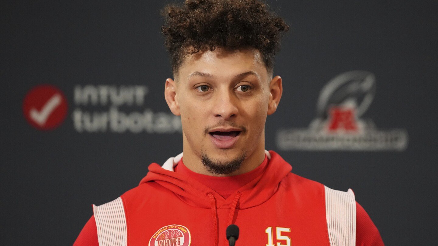 patrick-mahomes-on-whether-nfl-officials-favor-the-chiefs:-‘the-referees-are-doing-their-best’