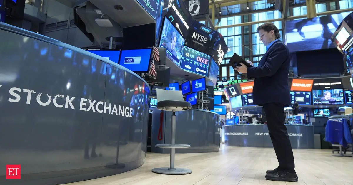 stock-market-today:-dow-jones-rises,-nasdaq-dips,-s&p-500-nears-record,-bitcoin-holds-steady