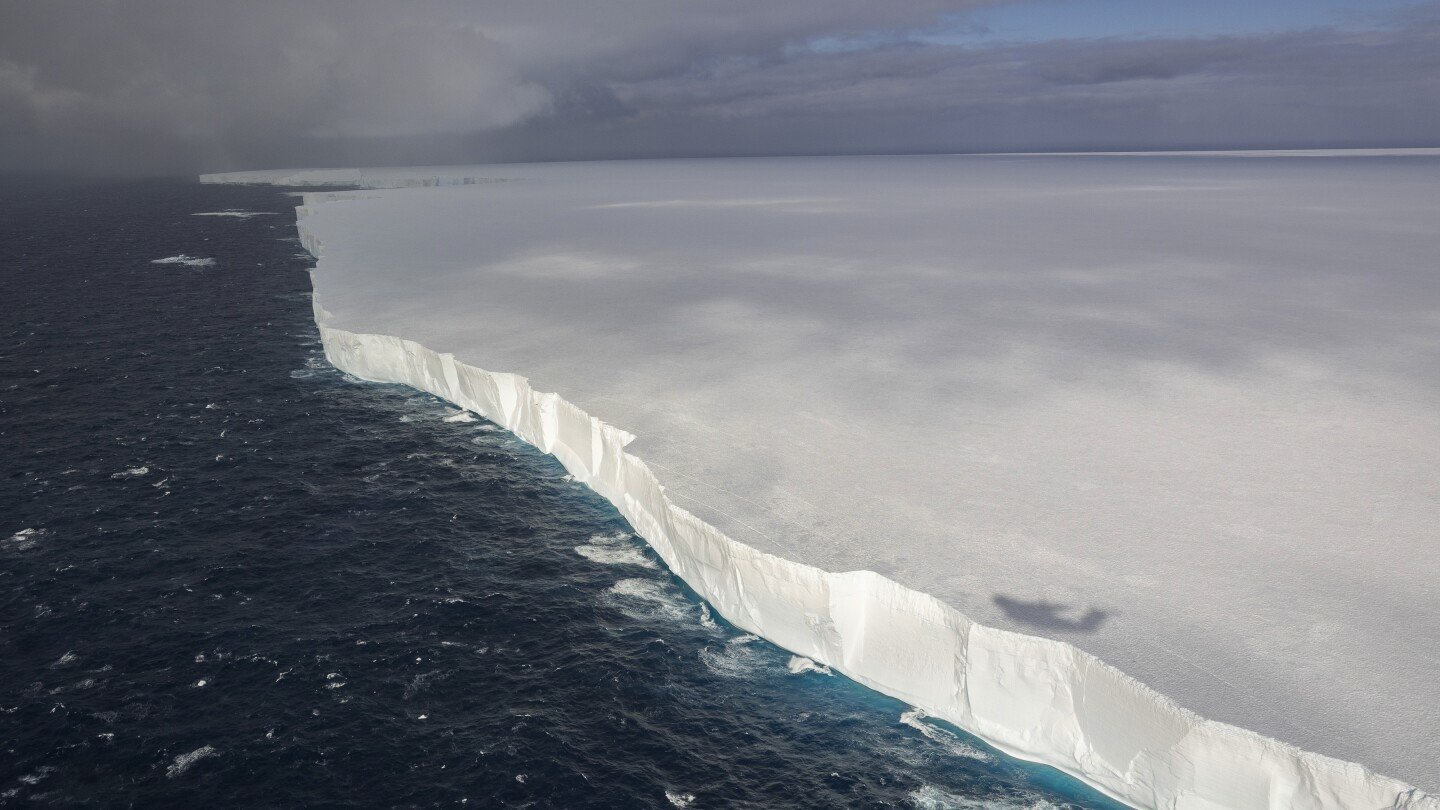 wall-of-ice-the-size-of-rhode-island-heading-toward-penguin-packed-island-off-antarctica