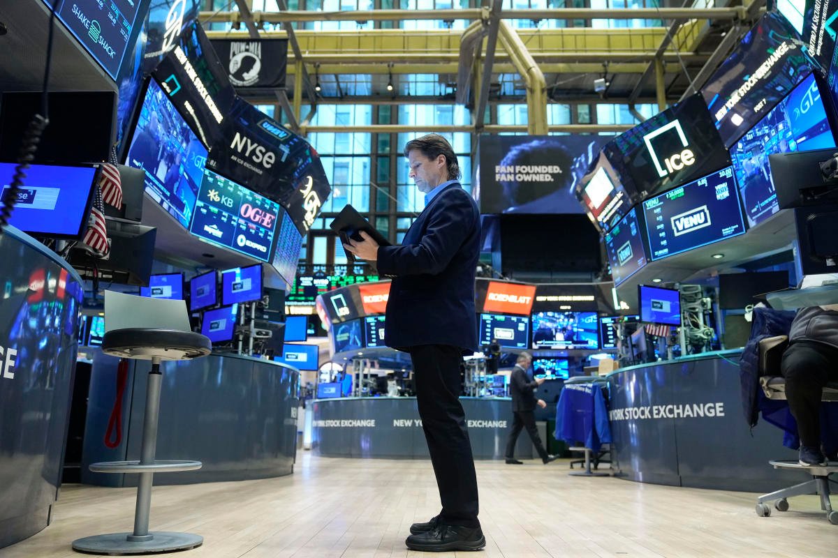 stock-market-today:-s&p-500-clinches-first-record-close-of-2025,-dow-pops-after-trump-takes-spotlight-at-davos