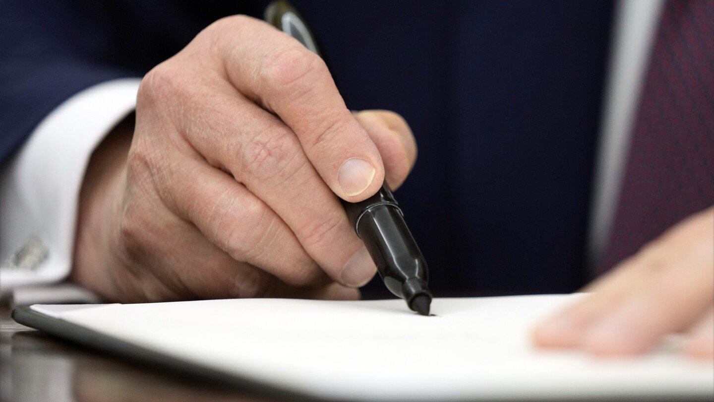 trump-signs-executive-order-on-developing-artificial-intelligence-‘free-from-ideological-bias’