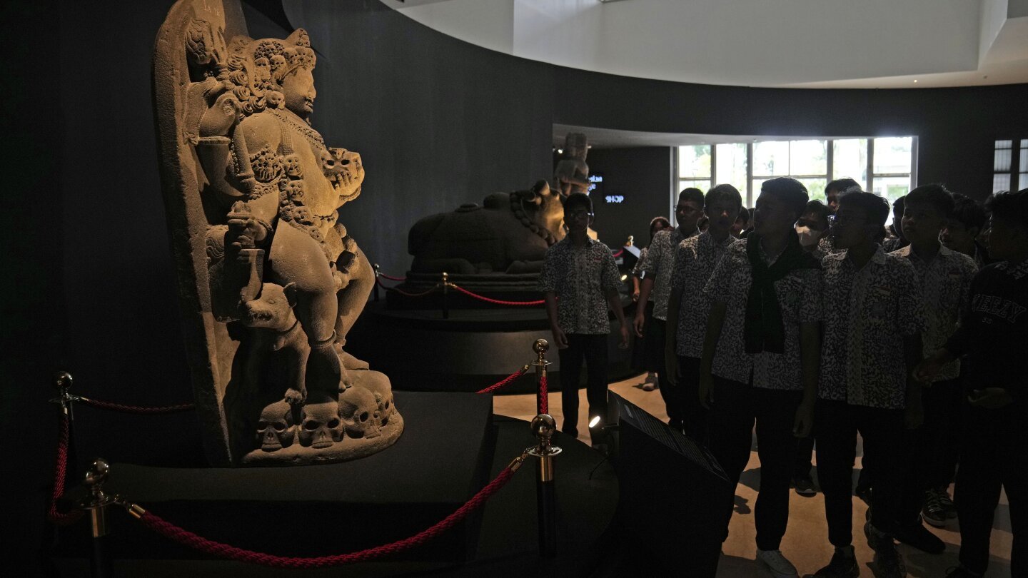 indonesia-showcases-returned-artifacts-it-had-sought-for-decades-from-the-netherlands