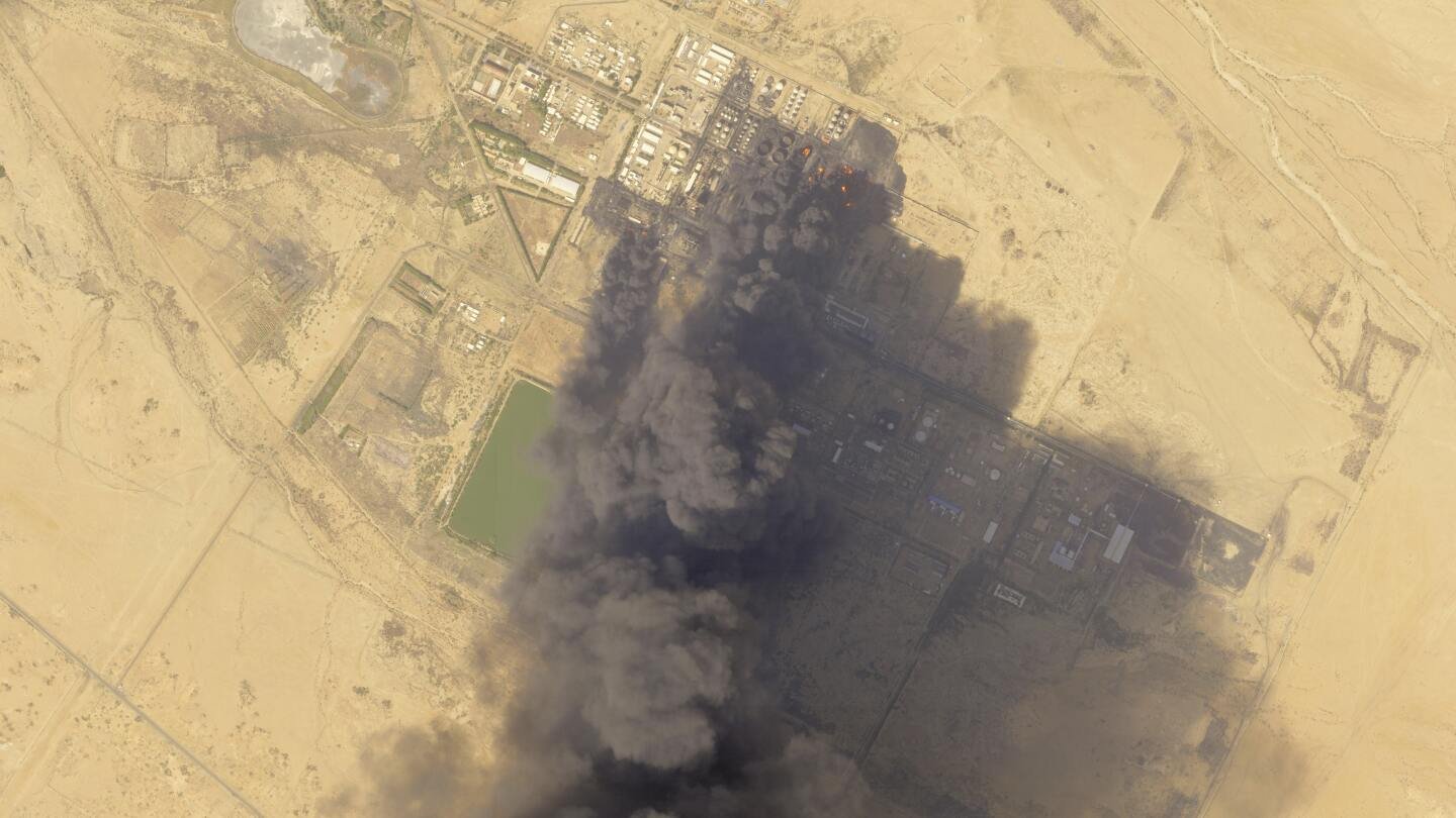 fighting-in-sudan’s-war-sets-ablaze-the-country’s-largest-oil-refinery,-satellite-photos-show