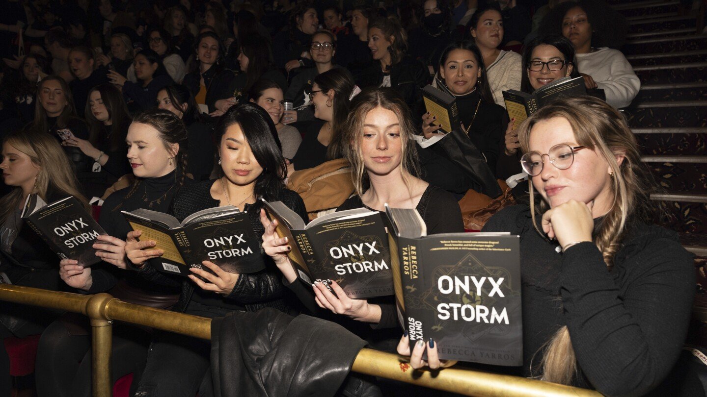 ‘yes,-queen!’-fans-gather-at-the-town-hall-in-manhattan-to-cheer-on-author-rebecca-yarros